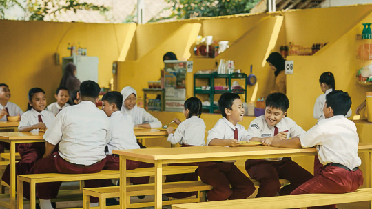 이노션 인도네시아 법인이 글로벌 페인트 브랜드 듀록스와 함께한 'Yellow Canteen'(노란 급식실) 캠페인. 이노션 제공